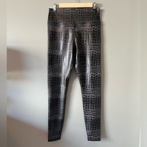 Zyia Gray Armor Light n Tight Leggings - EUC